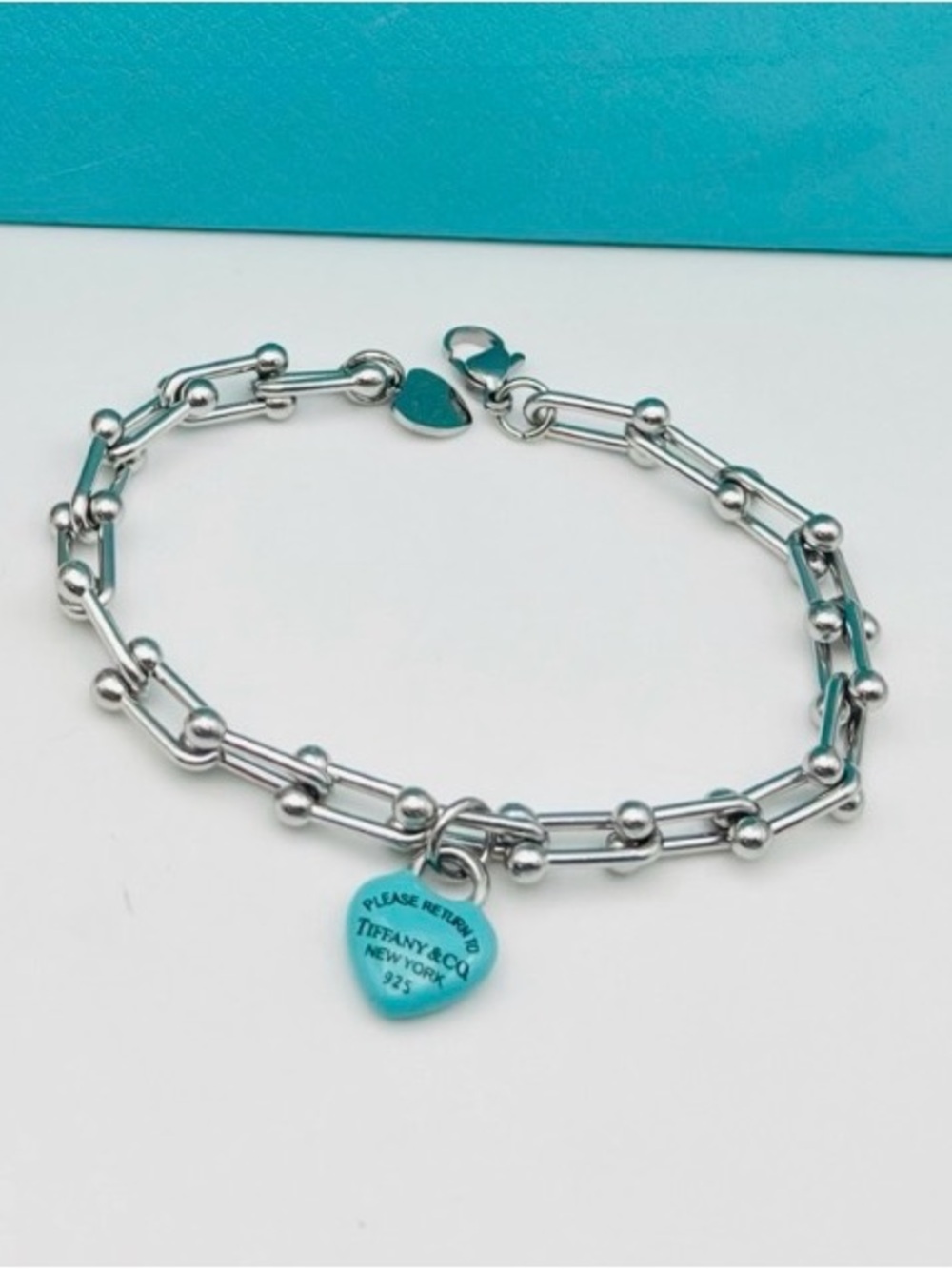 Sliver-Tone chain Link Heart Tag Bracelet in Blue